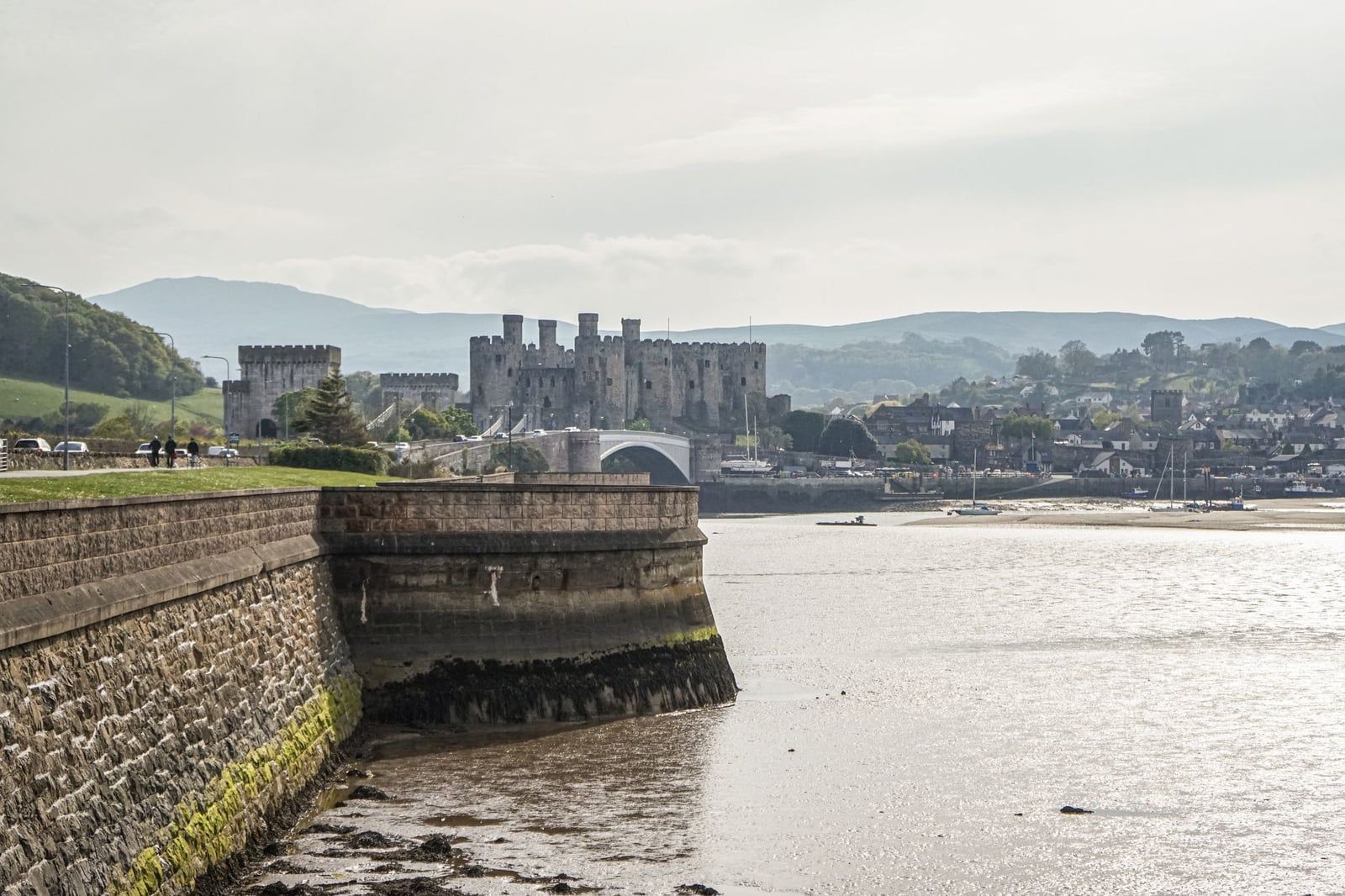 Middeleeuwse torens van Conwy Castle staan boven het estuarium langs de route naar Snowdonia.