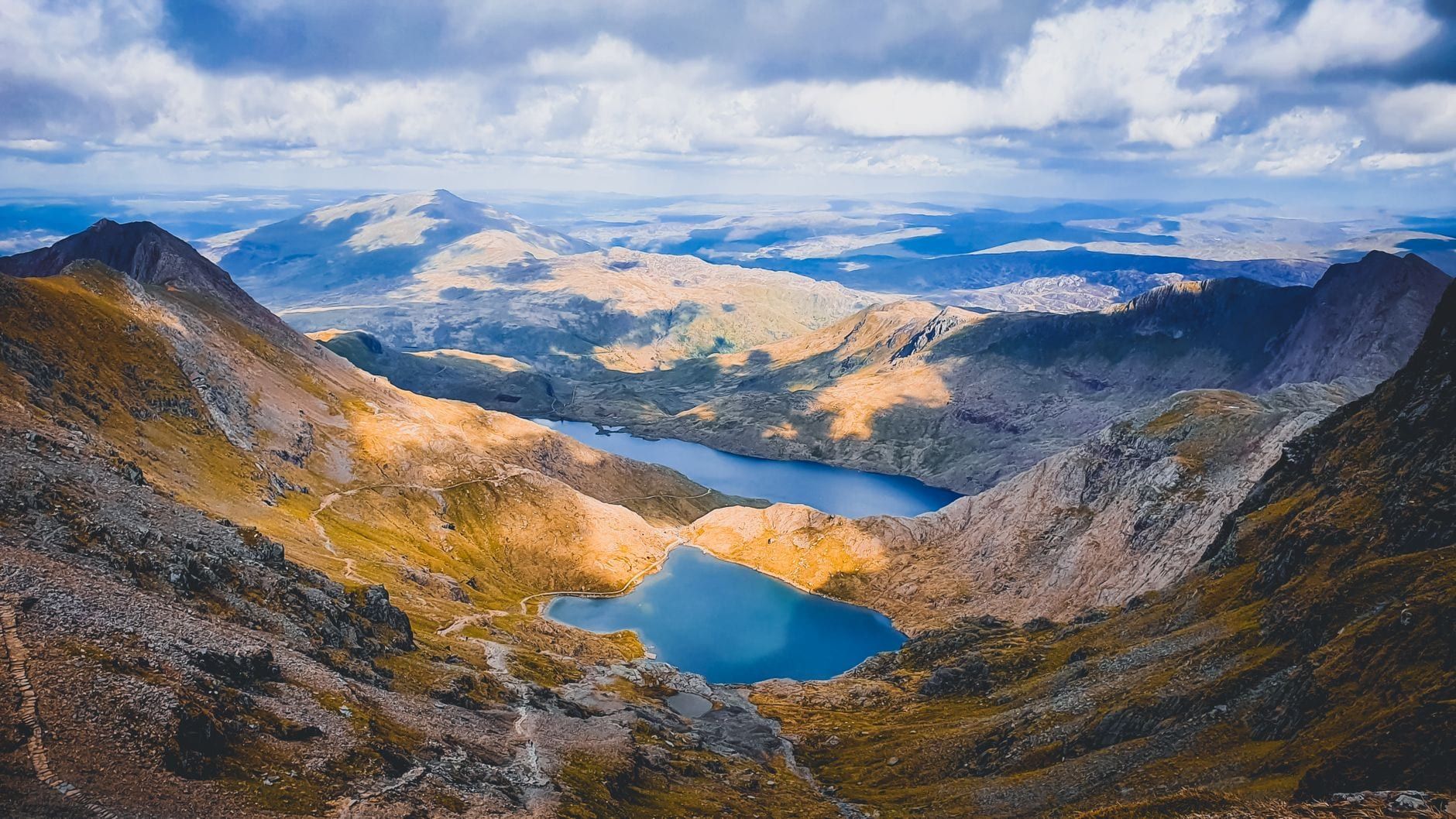 Vue panoramique de montagnes escarpées et de lacs glaciaires bleus dans le Snowdonia, au Pays de Galles.
